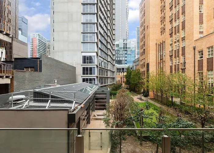 New York Lofted Cbd Retreat With Pool And Parking